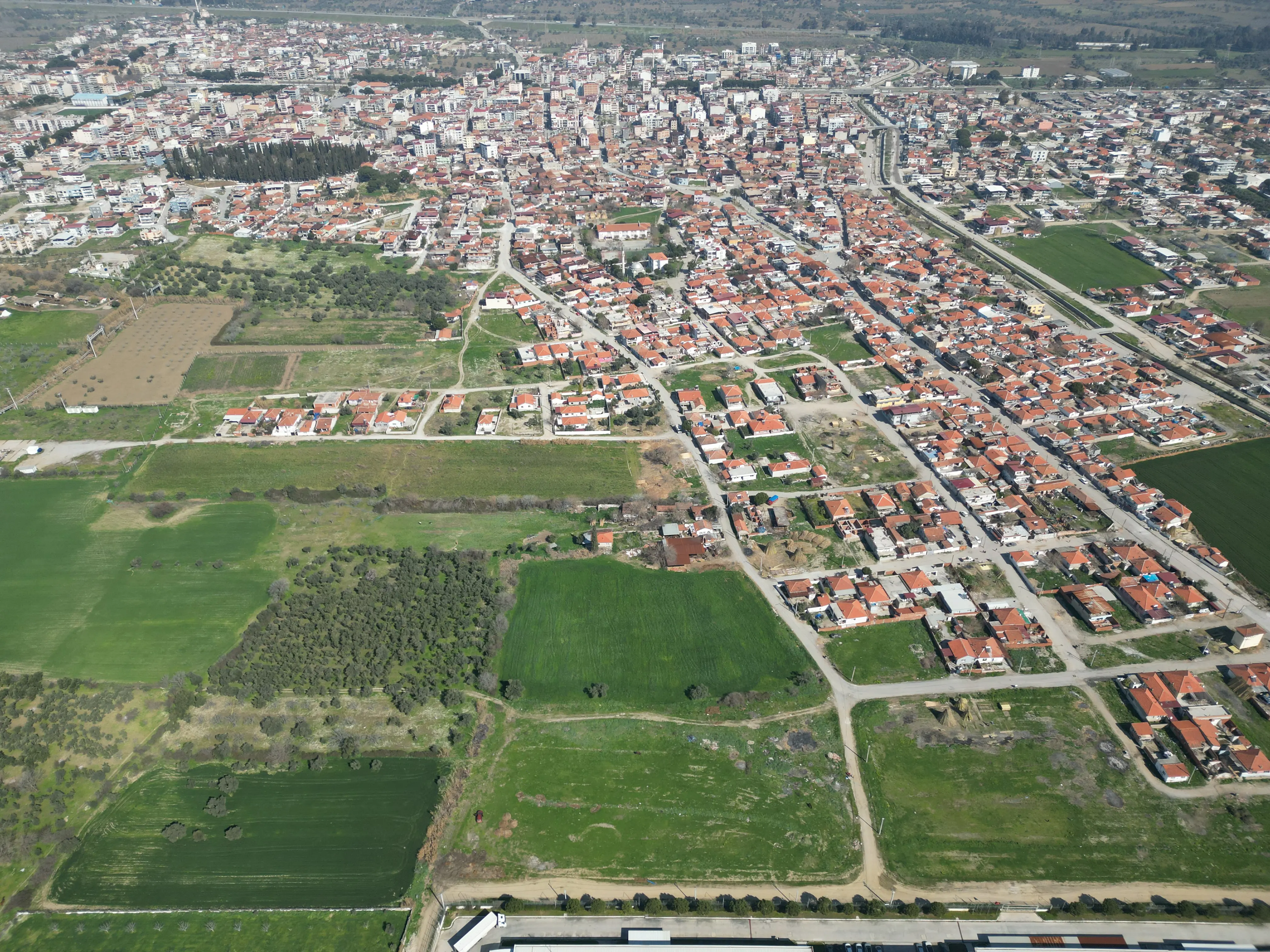 Hem şehir konforu hem de tatil lokasyonlarına yakınlık sunan Olivra Aydın projesinin yatırım değeri yüksek arsaları.