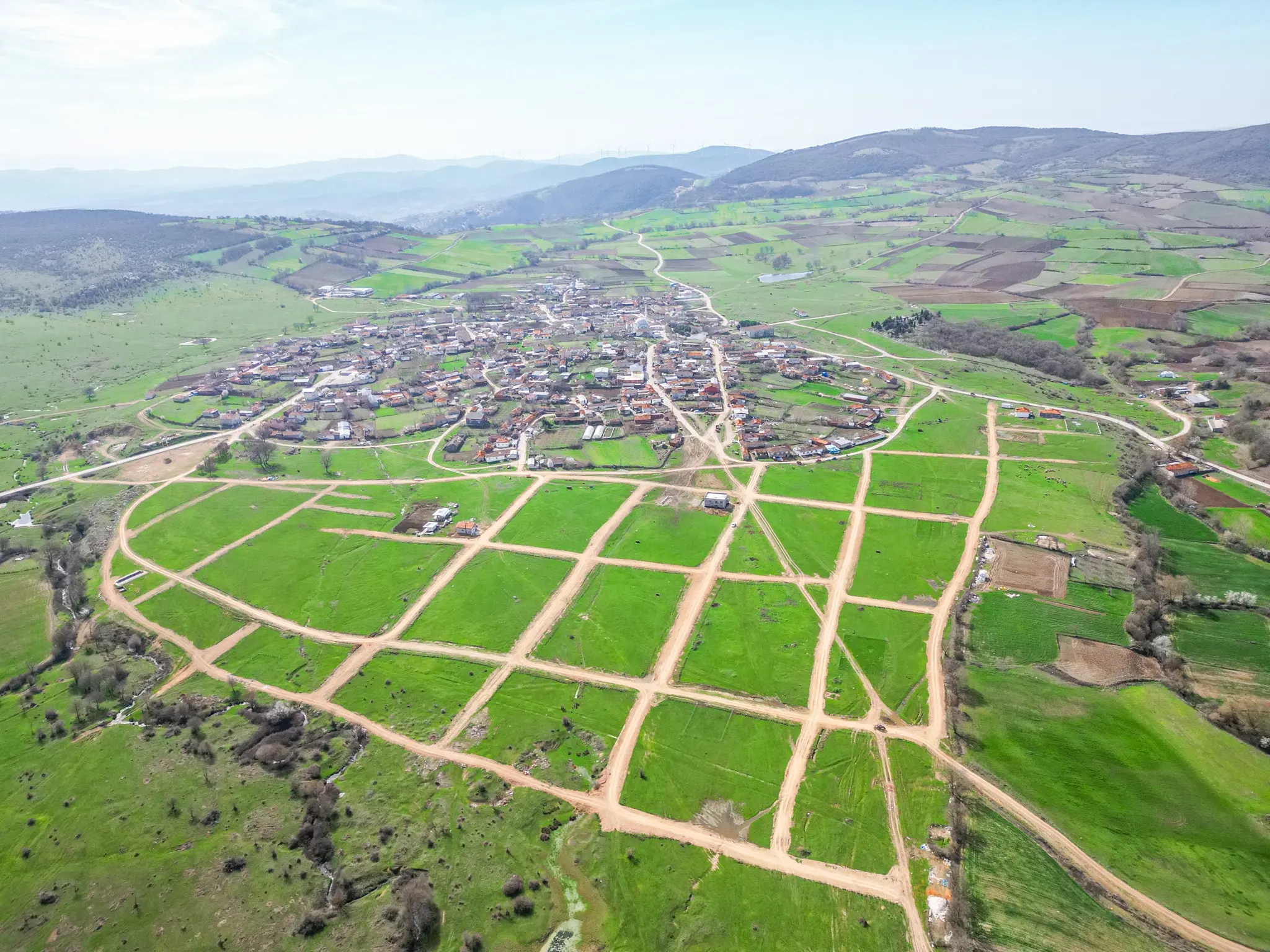 Bakımlı ve modern bir köy olan Reşadiye'deki Teras Reşadiye projesinin, yaşam kalitesini yansıtan kuş bakışı fotoğrafı.