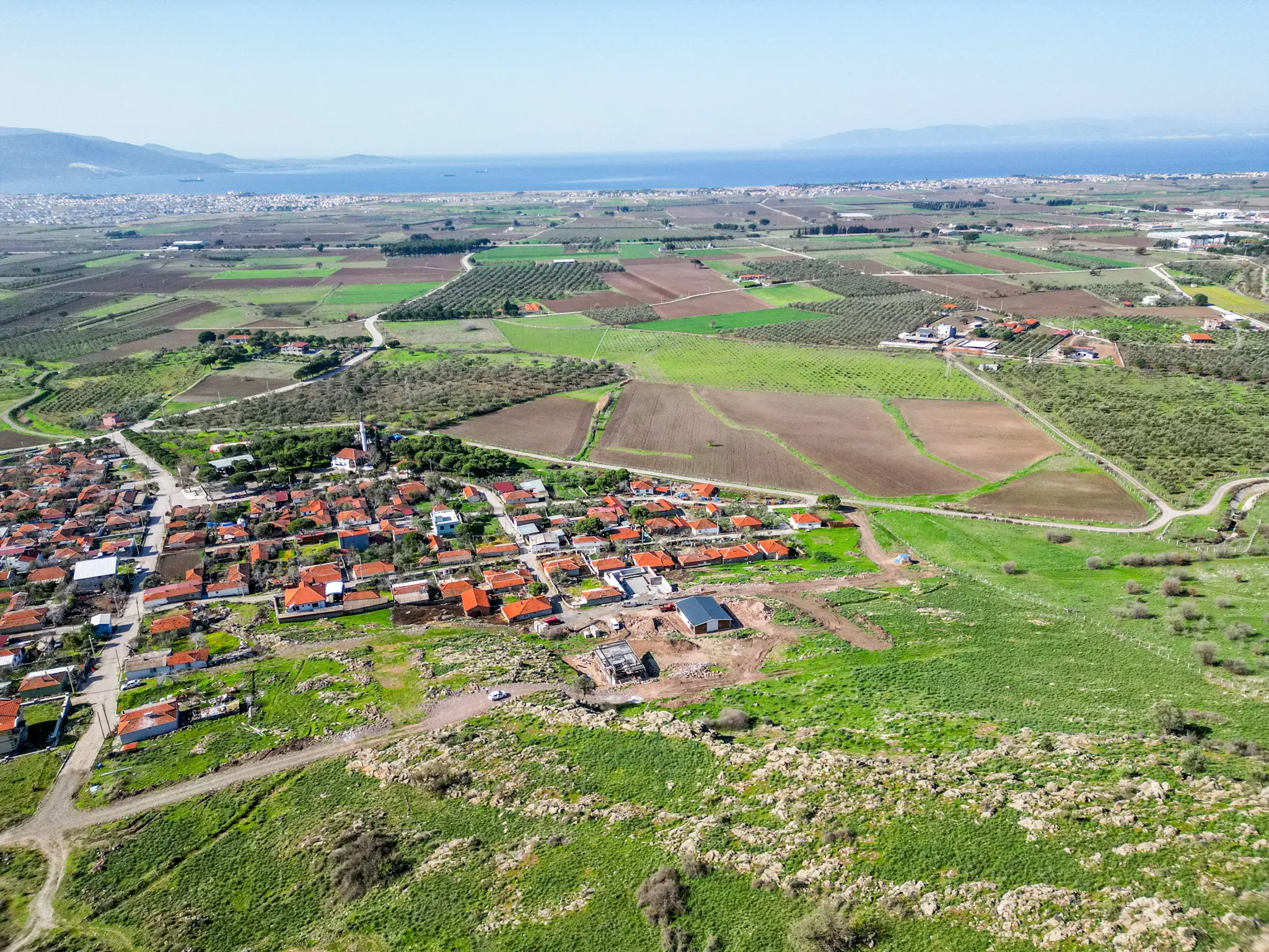 Altyapısı tamamlanmış, villa yapımına uygun Aqua Dikili arsalarından birinin drone ile çekilmiş detayı.