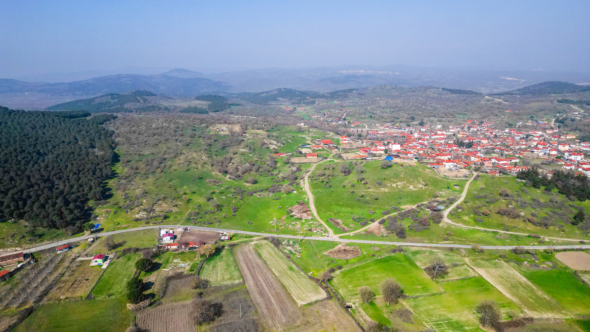 Balıkesir Sındırgı'daki Verda İbiller projesinin, vadiye yayılan tüm parsellerini gösteren panoramik drone fotoğrafı.