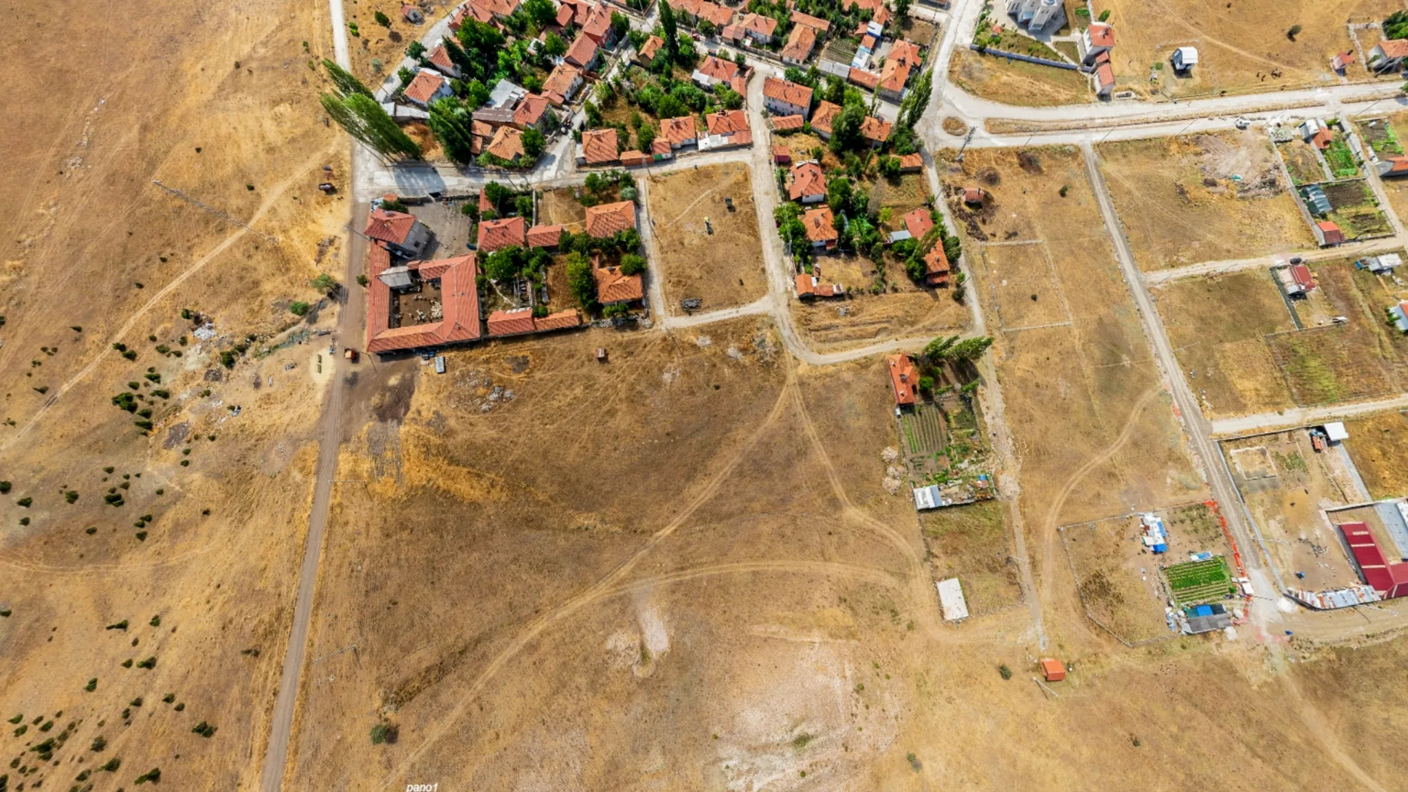 Kütahya Organize Sanayi Bölgesi'ne yakınlığıyla sanayi ve emlak yatırımını birleştiren proje arazisi.